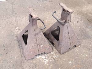 lot 66 image: Lot of (2) Jack Stands