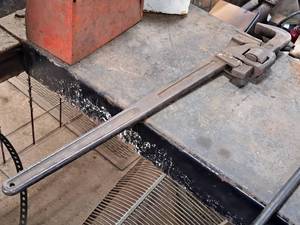 lot 90 image: 32 Pipe Wrench
