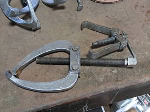 lot 110 image: Lot of (2) Assorted 2-Jaw Pulley Puller Sets