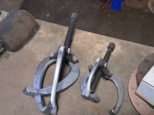 lot 111 image: Lot of (2) Assorted 3-Jaw Pulley Puller Sets