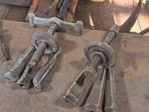 lot 171 image: Lot of (2) Wheel Pullers