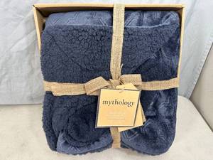 New Gift Set with Sherpa Throw Blanket and Comfy Socks