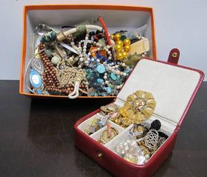 lot 10 image: Estate Lot of Assorted Vintage & Modern Jewelry 