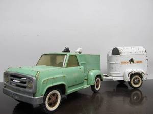 lot 175 image: Very Cool Vintage TONKA 1960s Green Farm Truck wTrailer & Horses