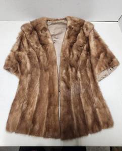 lot 205 image: Vintage Genuine Mink Stole