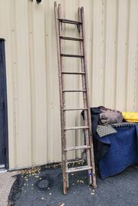 lot 219 image: LARGE Primitive Old Vintage 1930s era Wooden Extension Ladder