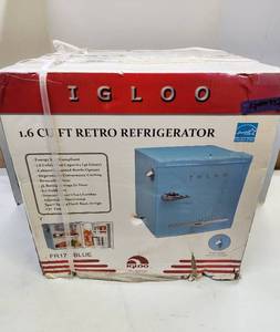 lot 248 image: Brand New IGLOO Retro Refrigerator Cooler