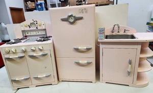 lot 251 image: Large Kid Size POTTERY BARN Retro Kitchen Play Set