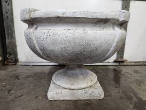 lot 260 image: Faux Cement Garden Urn - 20 x 15