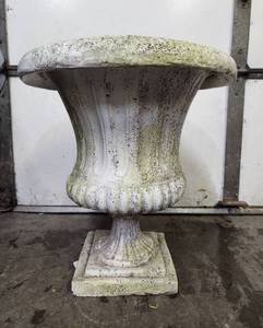 lot 262 image: Faux Cement Garden Urn - 22.5 x 20