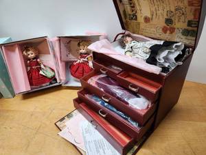lot 275 image: Mint Condition MAdame Alexander Jo Goes to New York Doll & Trunk Set w2 Wendy Christmas Dolls