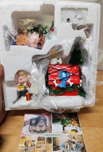 lot 231 image: Brand New PEANUTS Christmas Display Set