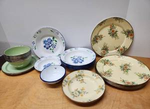 lot 290 image: Large Group of Unused Enamelware - Pottery Barn, Victoria & Richard etc