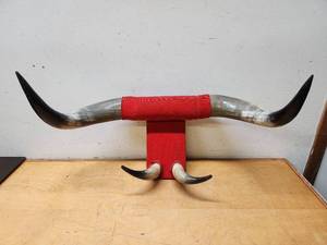 lot 56 image: Western Longhorn Bull Horn Wall Rack Display