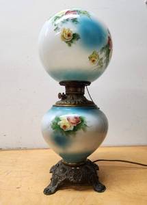 lot 61 image: Nice Vintage Gone w The Wind Lamp