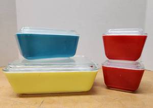 lot 67 image: Vintage PYREX Primary Colors Refrigerator Set wLids