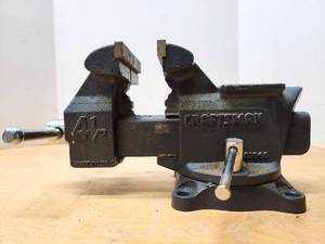lot 69 image: Large Heavy Duty CRAFTSMAN 4.5 Swivel Vise