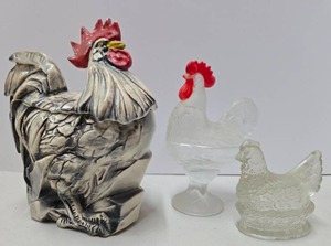 lot 99 image: Very Nice Large Rooster Cooker Jar & 2 Glass Chickens