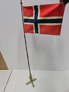 lot 107 image: Tall Desktop vintage 1950s era NORWAY Flag wSolid Brass Stand