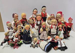 lot 113 image: LARGE Collection of Vintage etc German & Scandinavian Dolls #1