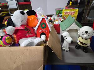 lot 117 image: HUGE Collection of Vintage etc PEANUTS Collectibles Toys & MORE