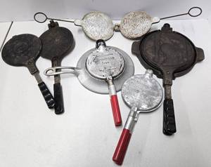lot 118 image: Lot of 5 Vintage Cast Iron & Aluminum Scandinavian Krumkake Makers