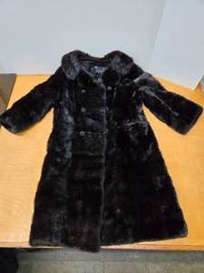 lot 78 image: Very Nice Vintage Genuine Fur Coat by King Furs