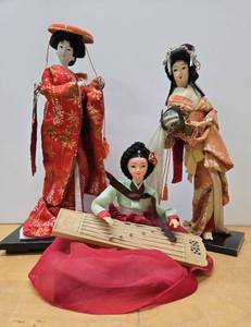 lot 89 image: 3 Vintage Handmade Japanese Dolls