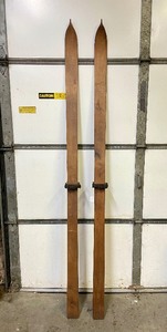 lot 8 image: Excellent Vintage 1930s C.A. LUND Maple Snow Skis