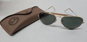 lot 323 image: Excellent Pair of Vintage RAY BAN Aviator Sunglasses wCase