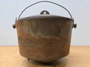 lot 361 image: Vintage 3-Legged Cast Iron Kettle wLid