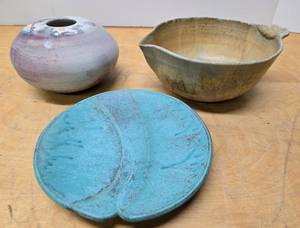 lot 369 image: Nice Group of 3 Vintage Studio Art Pottery Pieces