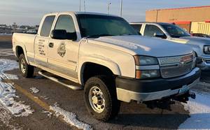 2005 Chevy 2500HD 4x4 Pickup With Liftgate & Snow Plow