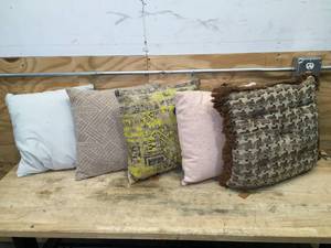 lot 158 image: Lot Of 5 - Throw Pillows