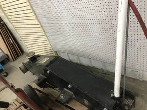 lot 67 image: LONG CHASSIS HYDRAULIC JACK