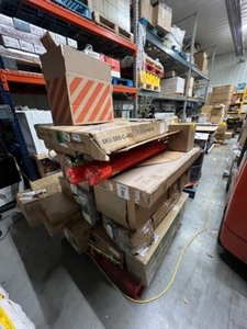 lot 1 image: Pallet Sale 4x4 random assortment of medium sized Items