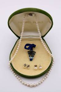 lot 53 image: Pearl Necklace & 2 Pairs Earrings 14K Gold Clasp w Box Vintage Sakata Collection