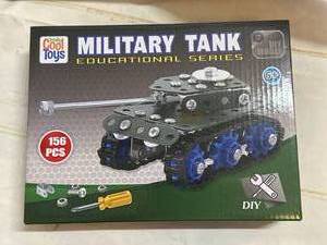 lot 56 image: New 156pc Erector Military Tank