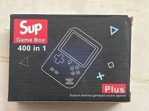 lot 84 image: New 400 in 1 Hand Held Game Console