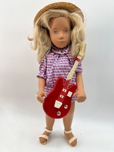 lot 95 image: Vintage SASHA HARLEQUIN Doll - #184 A - LE, 967 of 4,000, 1984 - Girl, Sporty Colorful Dress