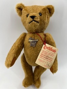 lot 26 image: ALTHANS Jointed, GROWLER Teddy Bear - Signed and Limited Edition - West Germany