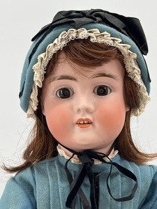 lot 56 image: Antique Bisque SCHOENAU & HOFFMEISTER Doll Germany - 1906