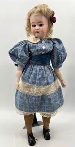 lot 113 image: Antique Bisque Doll - S & H 1039 Dep.