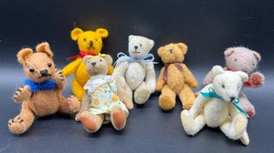 lot 119 image: Miniature ARTISAN BEARS including Wool - Qty 7