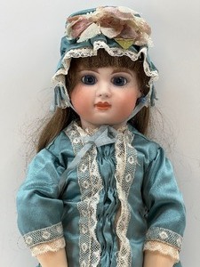 lot 176 image: Antique Bisque Doll - FRENCH - PARIS BEBE 9 Dep