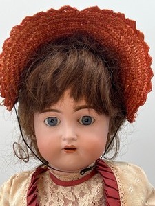 lot 329 image: Antique Bisque Doll - KAMMER and REINHARDT - Germany - 191 - With Bonnet