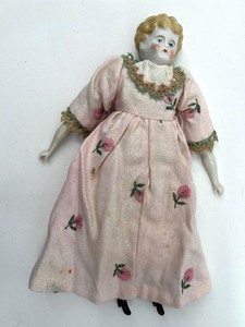 lot 335 image: Antique CHINA DOLL - Germany - Pink Dress