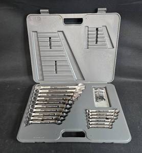 lot 22 image: Craftsman Combination Wrench Set with 26 Pieces - Metric & Midget Combination Wrenches