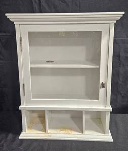 lot 121 image: White Wooden Display Cabinet with Glass Door and Shelves