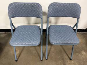 lot 283 image: Set of 2 Folding Chairs with Blue Upholstered Seats